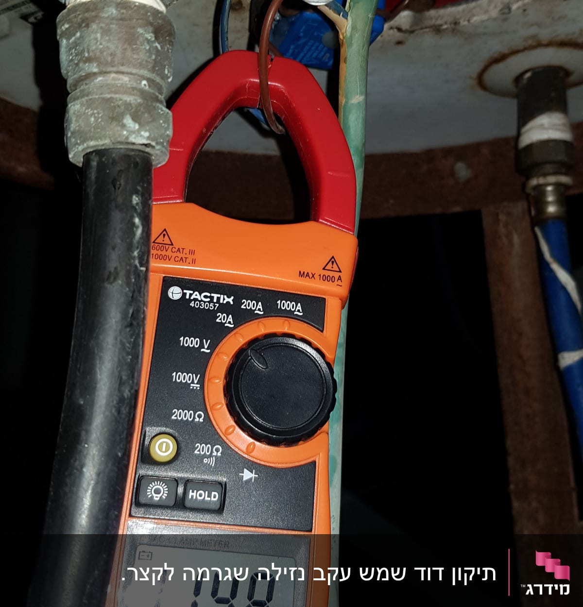 מד אמפר מחובר לצינור דוד שמש
